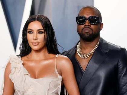 Kim Kardashian y Kanye West durante la fiesta de Vanity Fair organizada con motivo de la entrega de los premios Oscar en Berverly Hills, Los Ángeles, el 9 de febrero de 2020 (REUTERS/Danny Moloshok/File Photo)