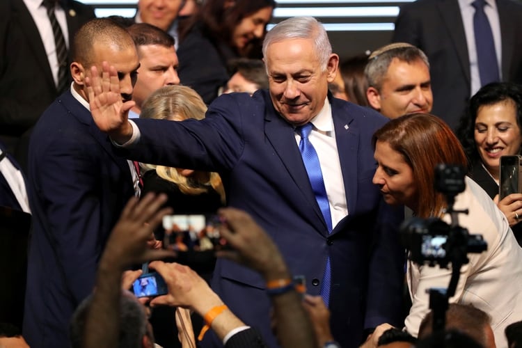 Netanyahu con militantes tras la difusión de los sondeos boca de urna (REUTERS/Ammar Awad)