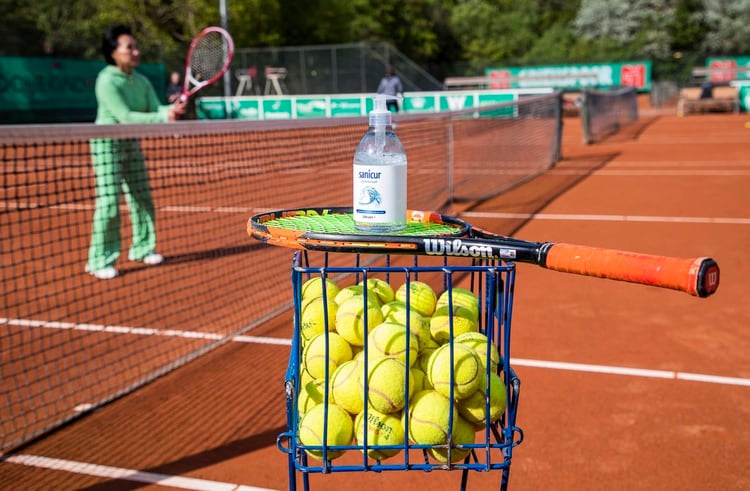 En algunas partes del mundo ya se comenzó a practicar tenis con distintos protocolos sanitarios (Foto: EFE)