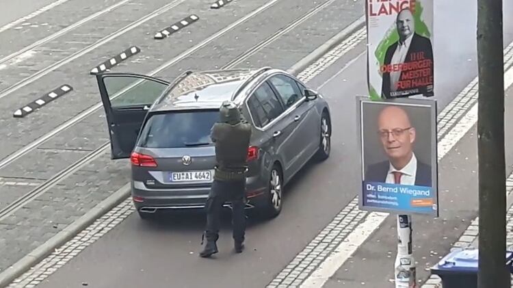 Imágenes del terrorista disparando en las calles de Halle, tomado por las cámaras de seguridad