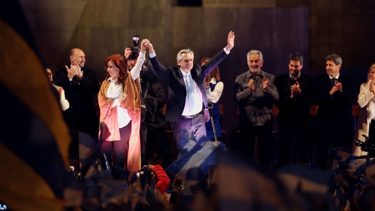Alberto Fernández junto a Cristina Kirchner en el cierre del acto en Rosario (Reuters)