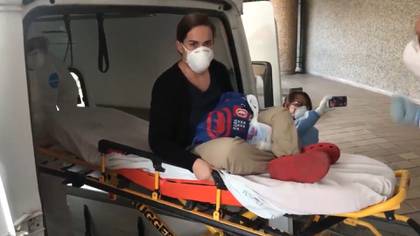 Liliana Ortiz abandonó el hospital en medio de aplausos por parte del personal médico (Foto: Captura de pantalla)