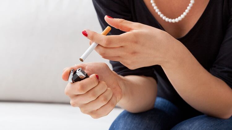 En el inconsciente colectivo persiste la idea de que fumar ‘un poquito’ no es tan dañino (Shutterstock)