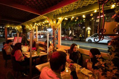 La gente disfruta de una cena al aire libre en un restaurante de la ciudad de Nueva York, mientras continúa la propagación de la enfermedad del coronavirus (COVID-19), el 21 de noviembre de 2020. REUTERS/Jeenah Moon