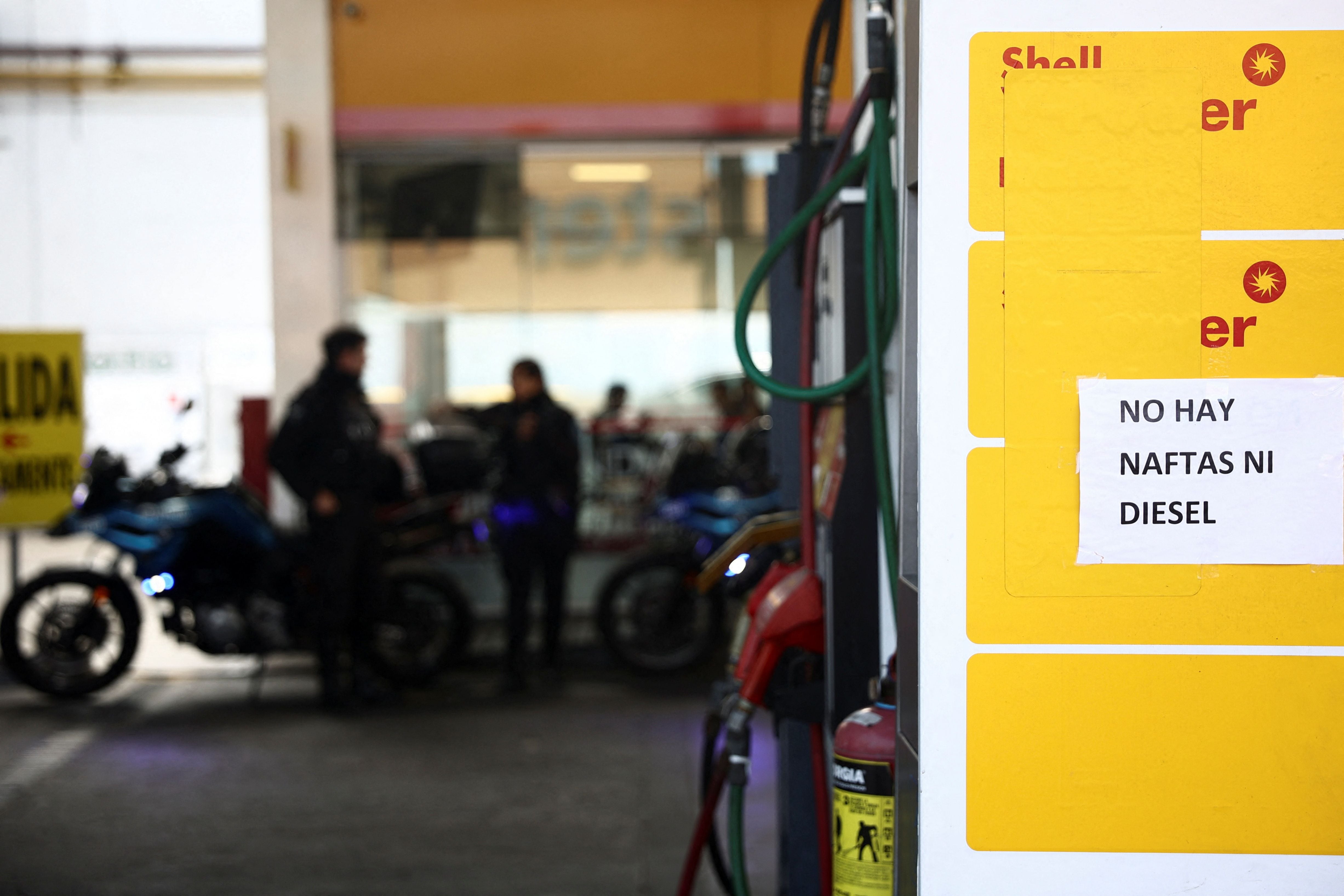 Un cartel de "no hay nafta" en una estación de servicio Shell (REUTERS/Tomas Cuesta)