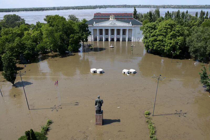 Una vista muestra la Casa de la Cultura en una calle inundada en Kajovka tras la destrucción de la represa cercana en la región de Kherson este 6 de junio de 2023 (REUTERS)
