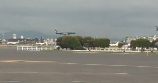 El avión donde llegaron las cenizas de José José a la CDMX (Twitter)