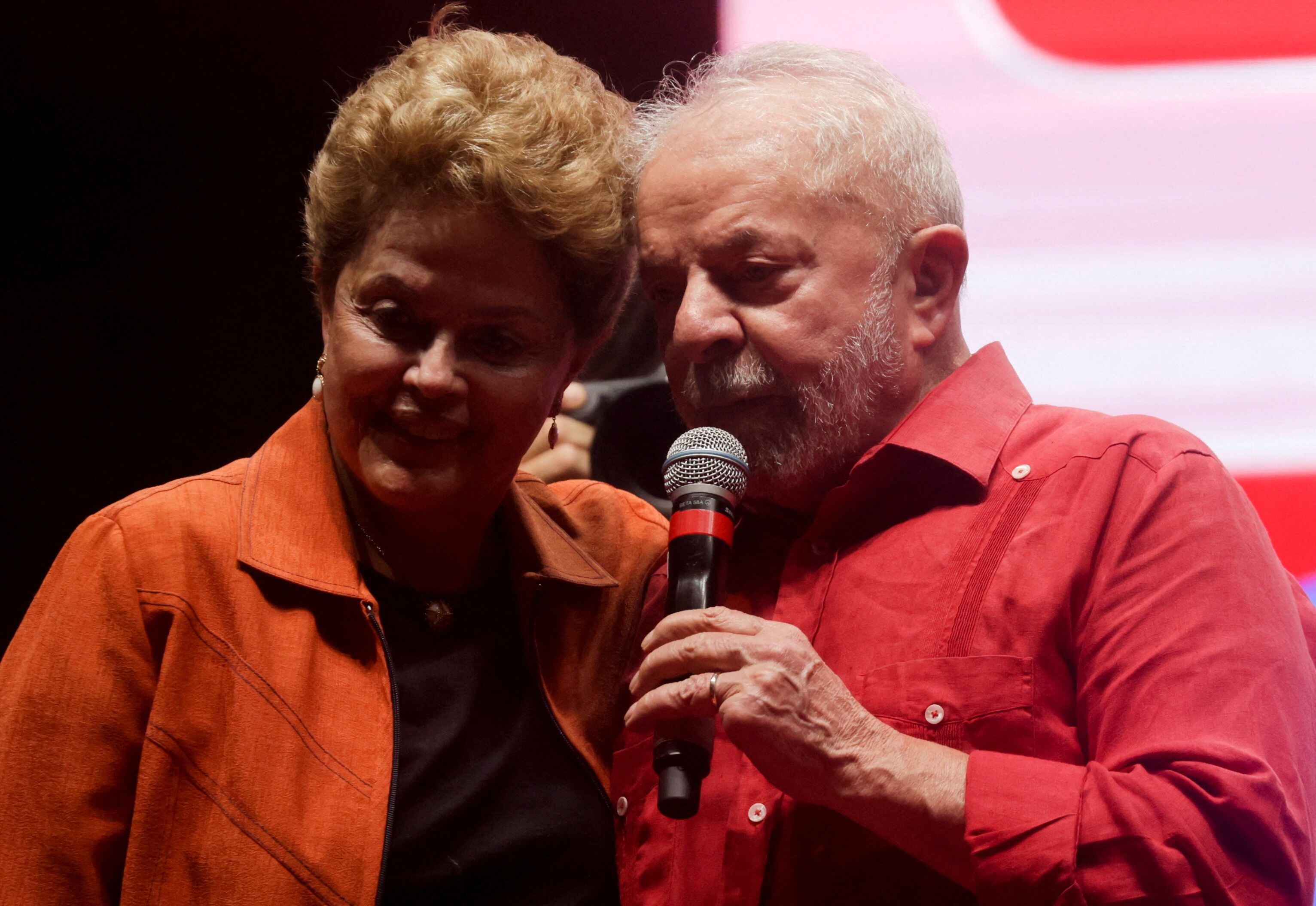 Dilma Rousseff junto a Lula da Silva. El líder petista propuso y logró que la ex presidenta presida el Banco de Desarrollo de los Brics desde marzo de este año. REUTERS/Ricardo Moraes/File Photo