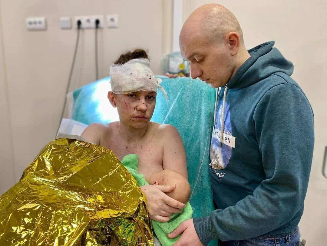 madre con su hijo en un hospital de Kiev