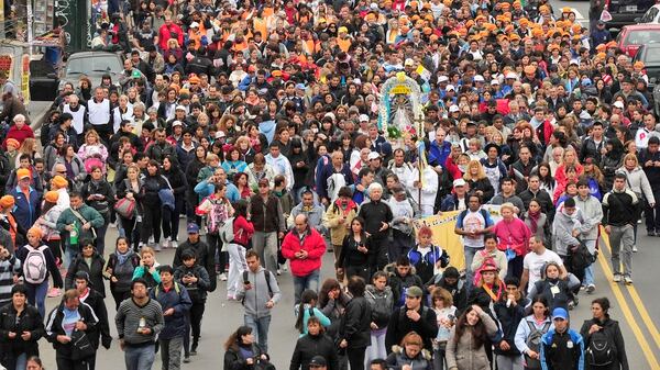 Cientos de miles de fieles se dirigen a Luján (Télam)