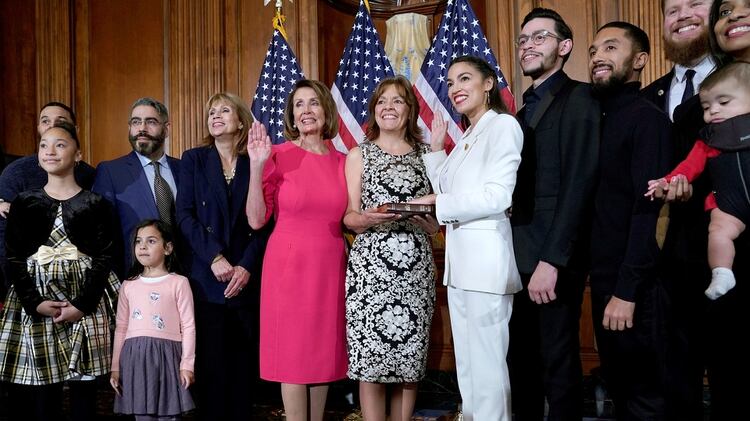 Alexandria Ocasio-Cortez posa con Nancy Pelosi durante la ceremonia de juramento en el Capitolio de Washington, el 3 de enero de 2019 (REUTERS/Joshua Roberts)