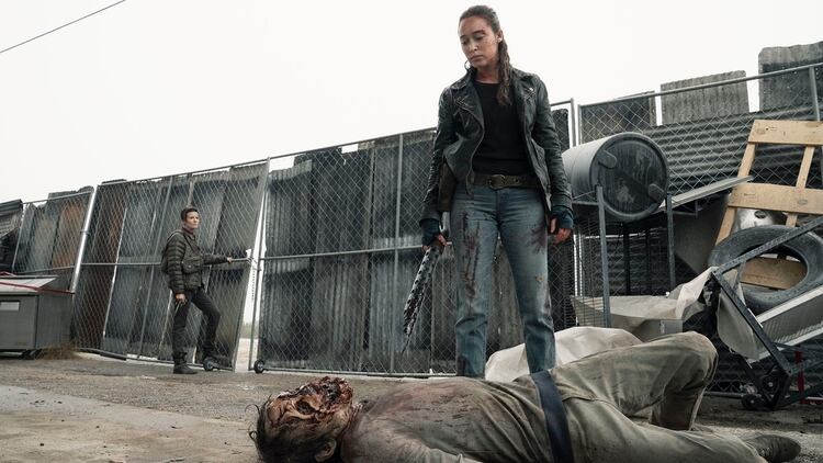 Alycia Debnam-Carey en el personaje de Alicia Clark, matando a un zombie (Ryan Green/AMC)