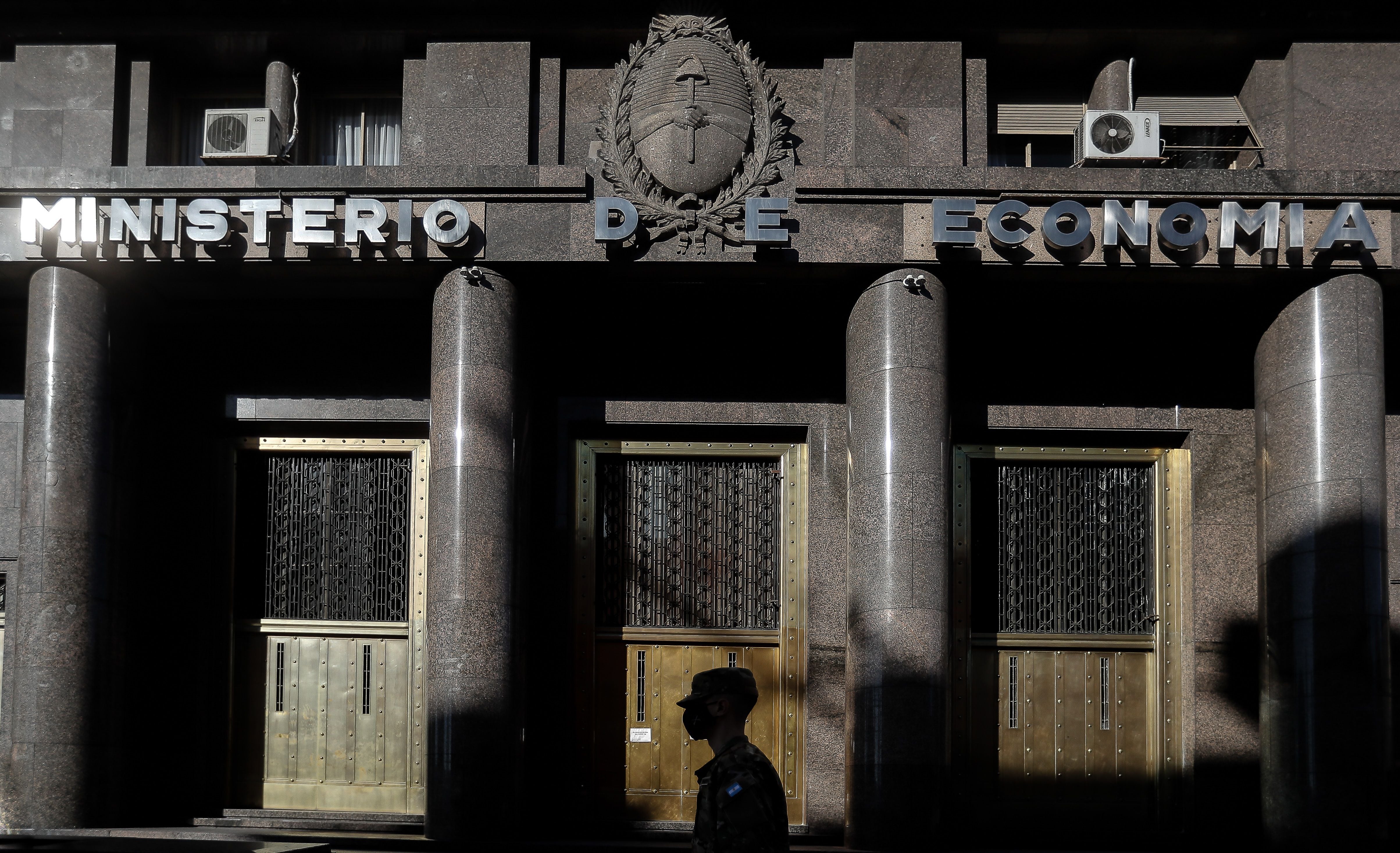 Una persona camina frente al ministerio de Economía en Buenos Aires (Argentina), en una fotografía de archivo. EFE/Juan Ignacio Roncoroni
