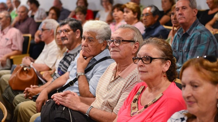 Jubilados; pensionados y trabajadores en relación de dependencia que perciban una remuneración bruta menor o igual a dos Salarios Mínimos Vitales y Móviles, están incluidos en la medida.