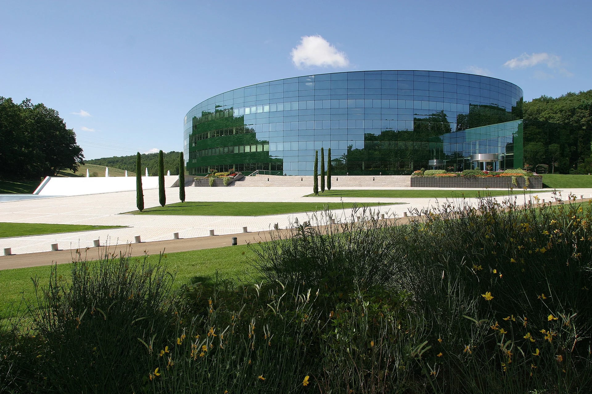 La sede central de PF en Cauquillous es considerado uno de los edificios de arquitectura bioclimática, más destacados de Francia: todo a base de la rotación del sol y la luz natural y rodeado de bosques que albergan especies en extinción .