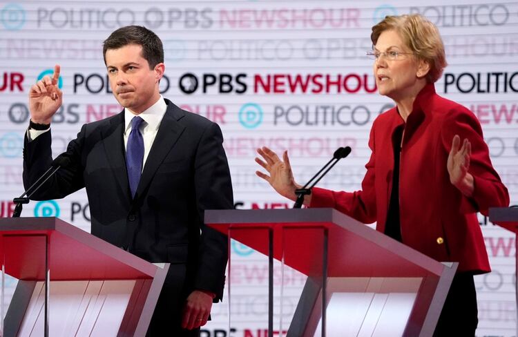 Elizabeth Warren y Pete Buttigieg. (REUTERS/Mike Blake)