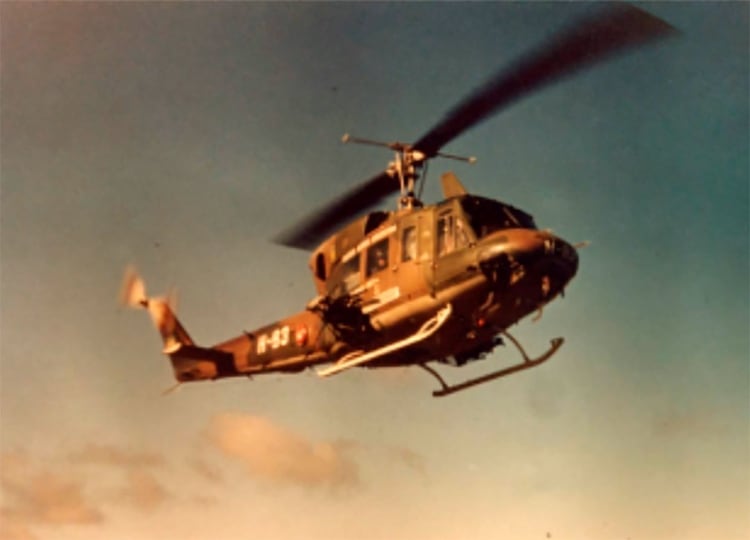 El helicóptero Bell 212, matrícula H-83, que cumplió misiones de rescate durante la guerra, vuela sobre Malvinas en 1982 (Libro Palas al rescate, del Comodoro Mayor Alejandro Vergara).