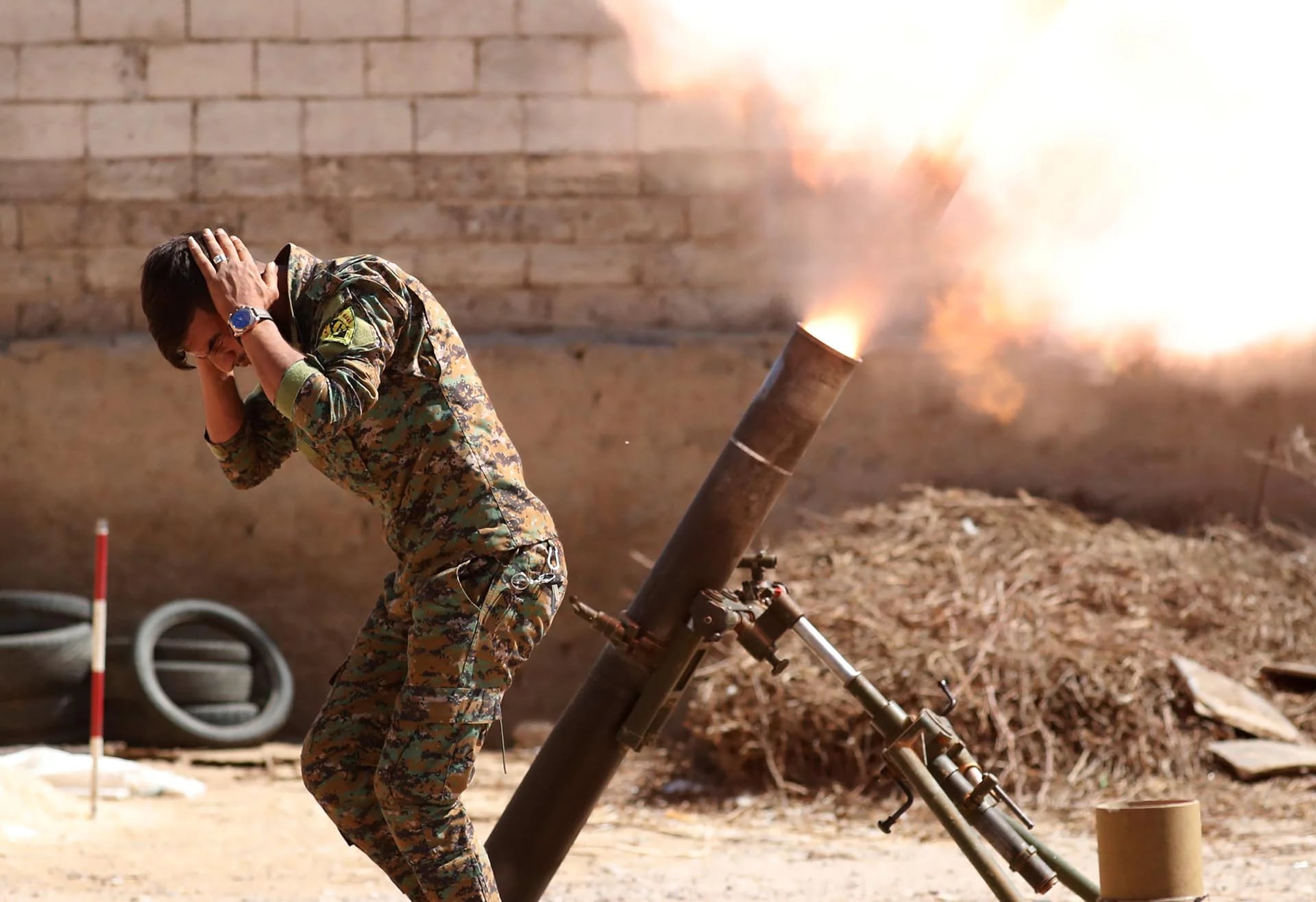 Un combatiente kurdo de las Unidades de Protección del Pueblo (YPG) dispara una ronda de mortero de 120 mm en Raqqa, Siria