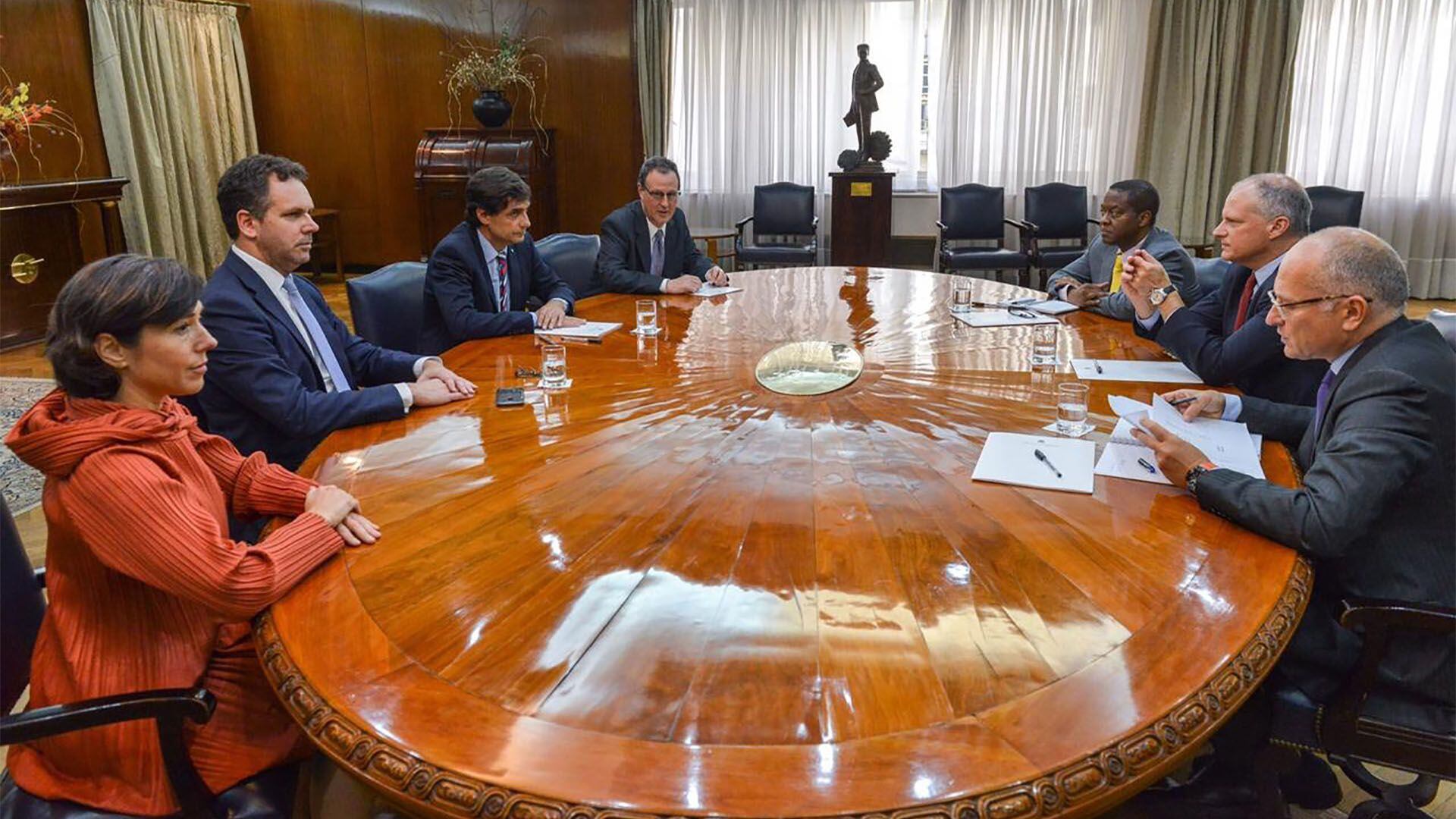 Funcionarios de Hacienda, Banco Central y el FMI en la última visita del organismo al país, en el ministerio que conduce Lacunza