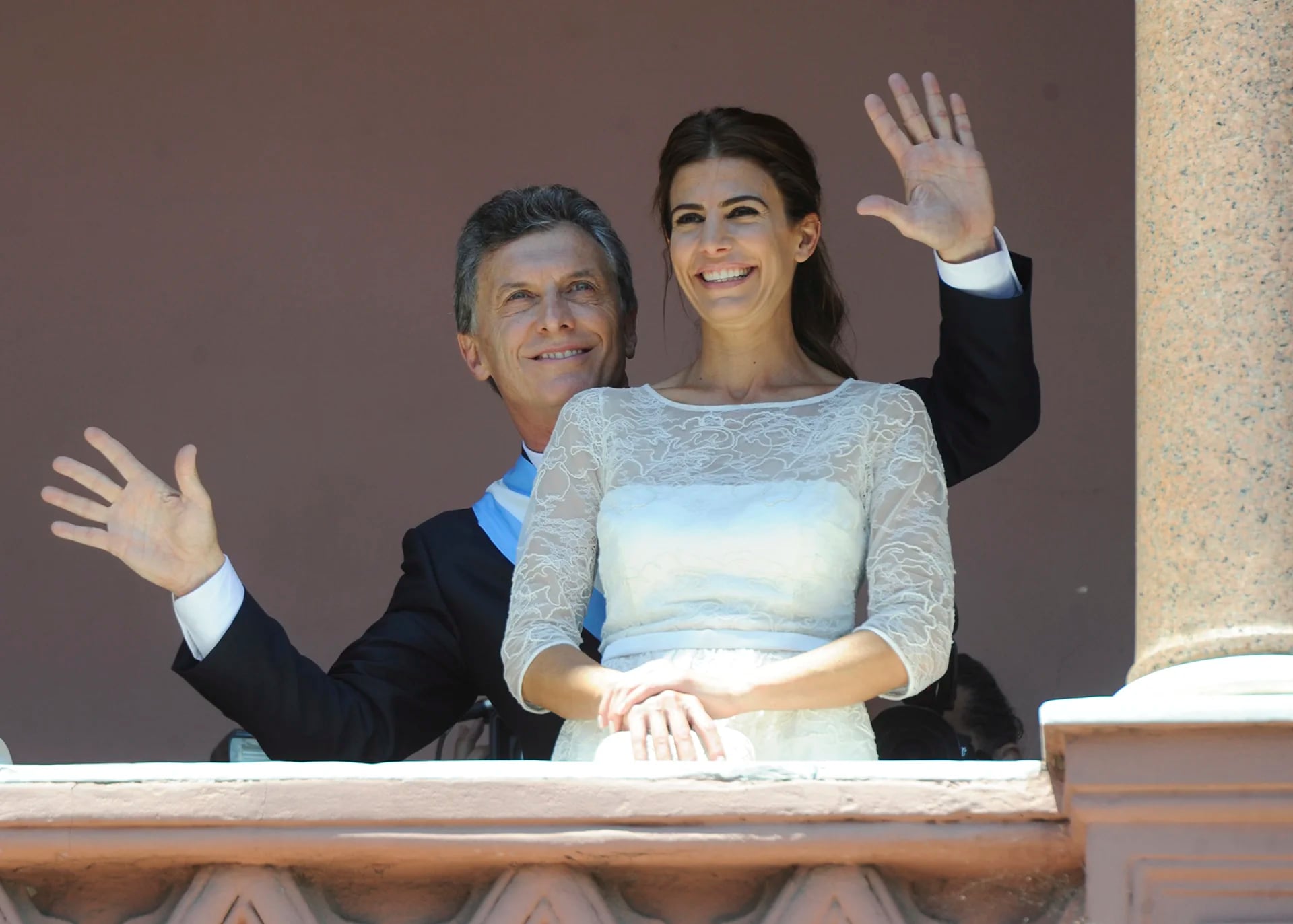 El Presidente Mauricio Macri junto a su esposa, bailando en el balcon de la Casa Rosada, luego de su asunción (Juan Roleri)