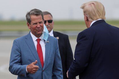 Donald Trump es recibido por el gobernador de Georgia Brian Kemp al llegar al Aeropuerto Internacional Hartsfield-Jackson de Atlanta, el 15 de julio de 2020 (REUTERS/Jonathan Ernst/Archivo Foto)
