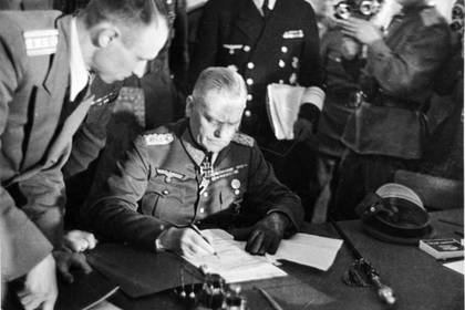 Un día después el general Wilhelm Keitel firma un documento similar en Berlín