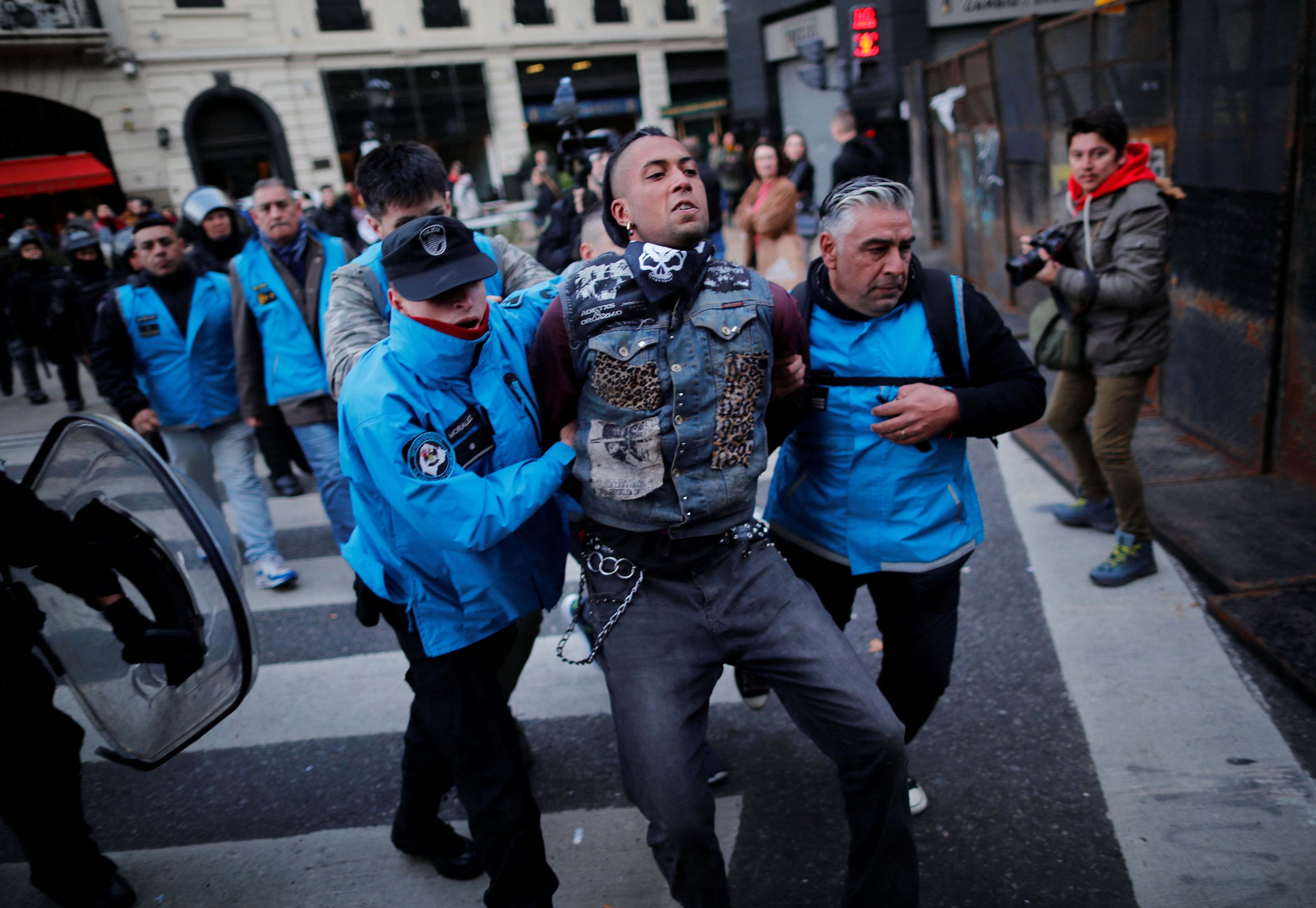 Uno de los hombres detenidos luego de la agresión a Lilia Lemoine. REUTERS/Agustin Marcarian