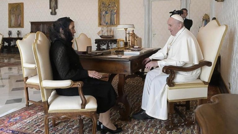 El Papa, con la mujer de AMLO
