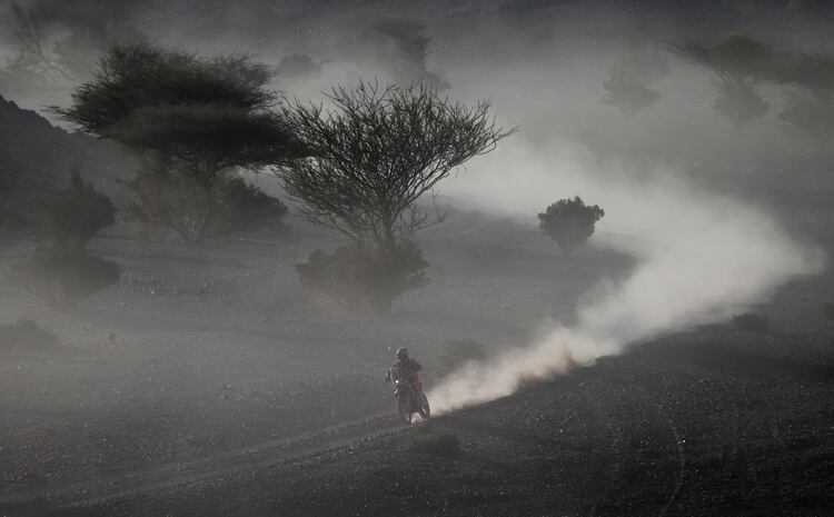 El salteño Luciano Benavides, quien marcha séptimo en la general de la motos, durante la segunda etapa del Dakar. Foto: REUTERS/Hamad I Mohammed