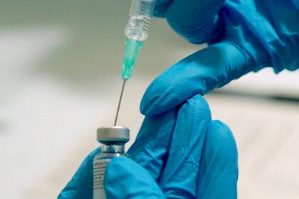 Algunos laboratorios han comenzado a desarrollar una versión modificada de su vacuna, pensada contra la variante sudafricana. EFE/Archivo
