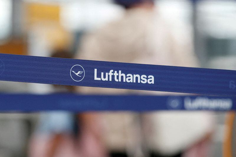 El logotipo de Lufthansa en una cinta en el aeropuerto de Múnich, Alemania, el 27 de julio de 2022. REUTERS/Michaela Rehle/Archivo