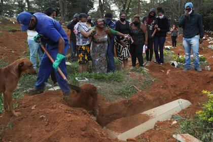 Los familiares reaccionan durante el entierro de Raimunda Conceicao Souza, de 64 aÃ±os, quien muriÃ³ a causa de la enfermedad por coronavirus (COVID-19), en el cementerio de Vila Formosa, el mÃ¡s grande de Brasil, en Sao Paulo.