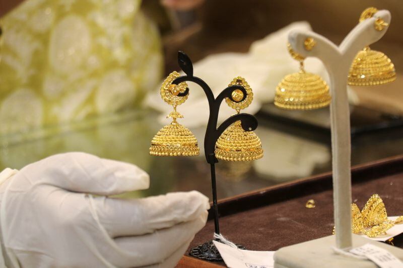 Aretes de oro en una sala de exhibición de joyas en Mumbai, India, 13 noviembre 2020.REUTERS/Niharika Kulkarni