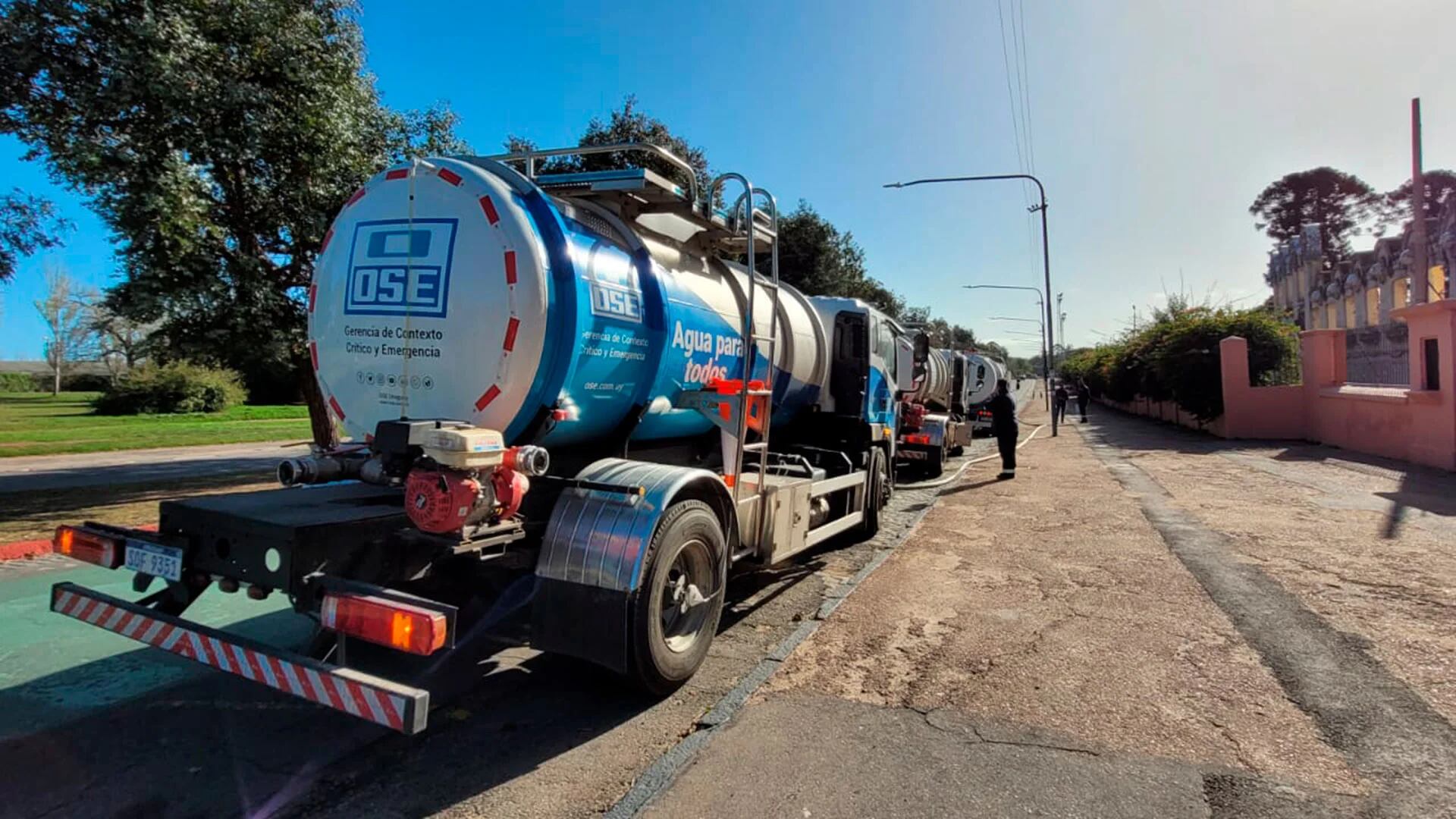Camiones cisterna abastasen de agua potable a hospitales y escuelas (OSE-Uruguay)