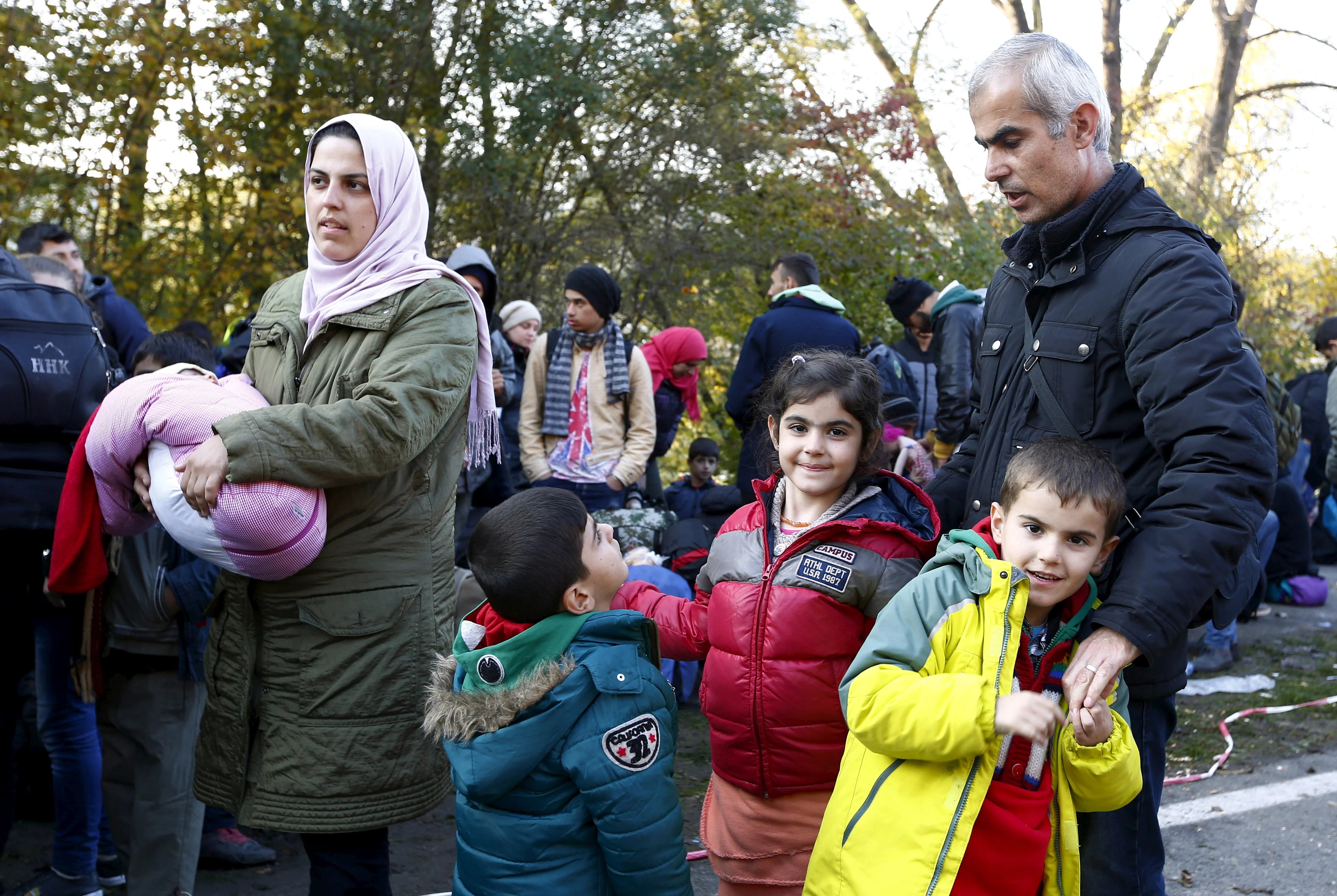 Una familia de migrantes sirios llegan en la frontera entre Austria y Alemania cerca de Passau (REUTERS/Michaela Rehle)