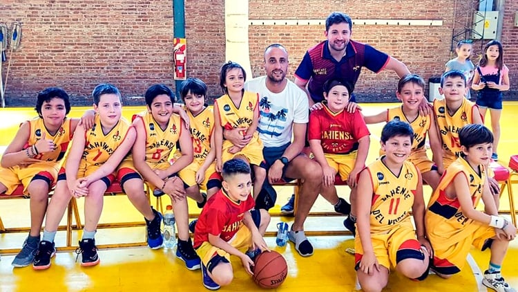 Manu Ginóbili visitó a los chicos de PreMini en el club donde empezó a jugar al básquet: Bahiense del Norte (@BdNorte)