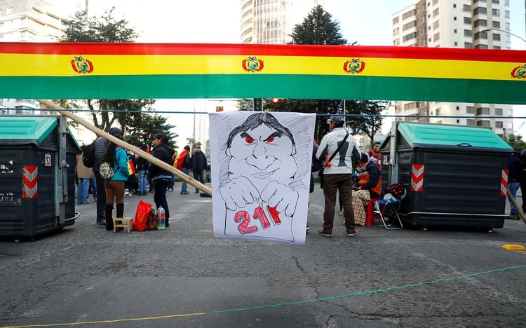 Opositores a Evo Morales cortan una calle de La Paz