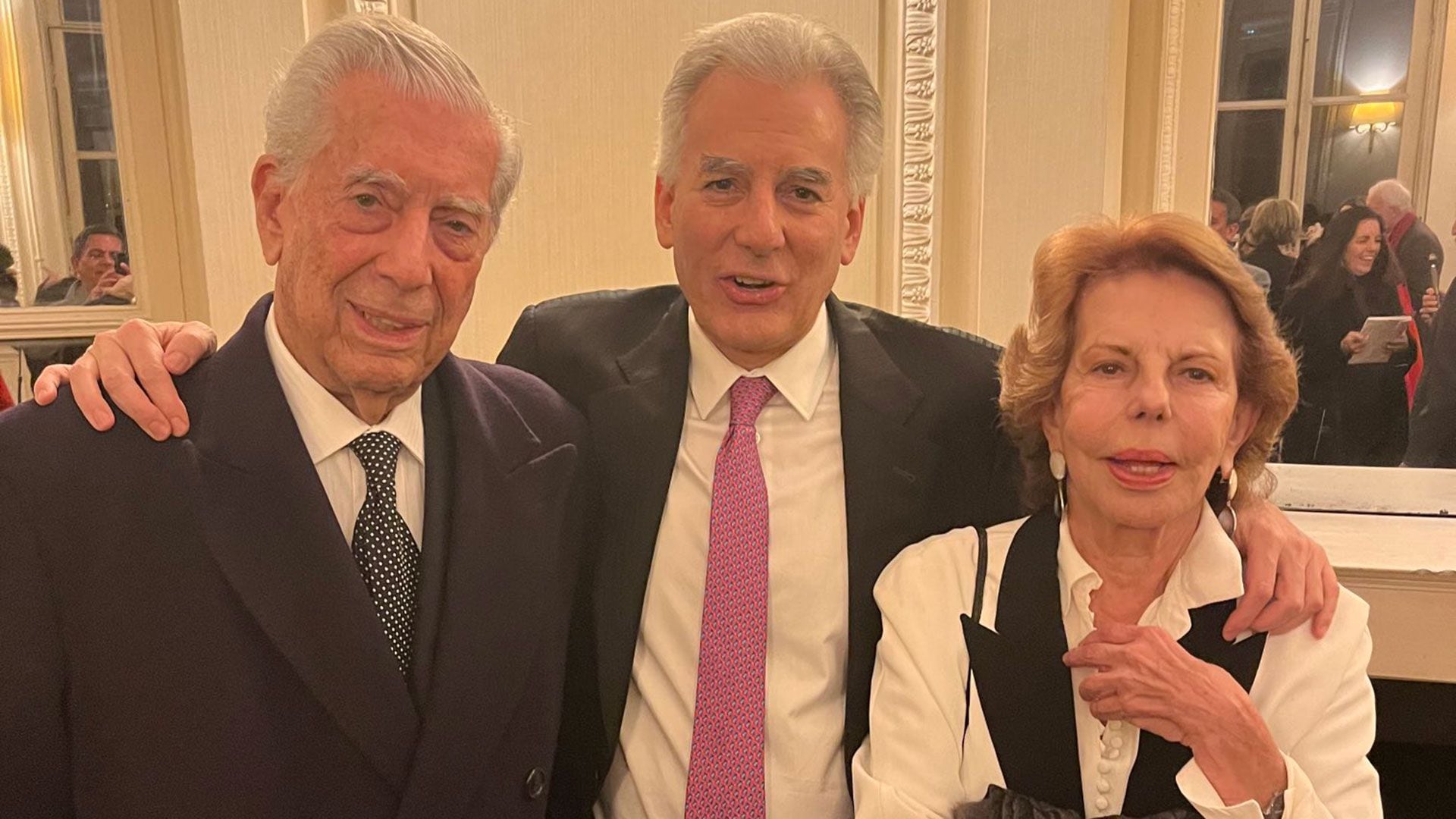 Mario Vargas Llosa, his son Álvaro and his ex-wife Patricia Llosa, in Paris, for the writer's admission to the French Academy, February 2023. (Twitter @AlvaroVargasLl)