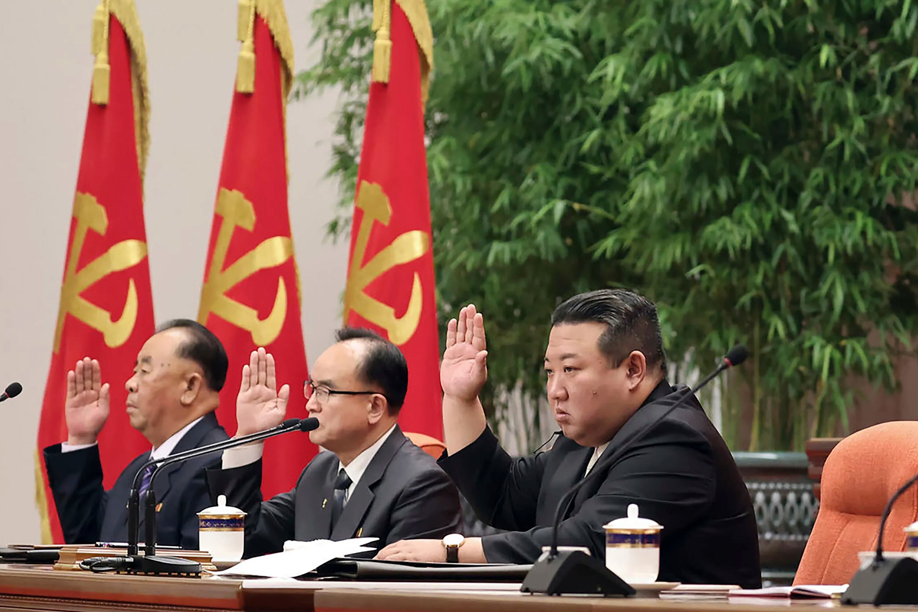 Kim Jong Undurante una reunión del Comité Central del Partido de los Trabajadores (Agencia Central de Noticias de Corea/Servicio de Prensa de Corea vía AP, Archivo)