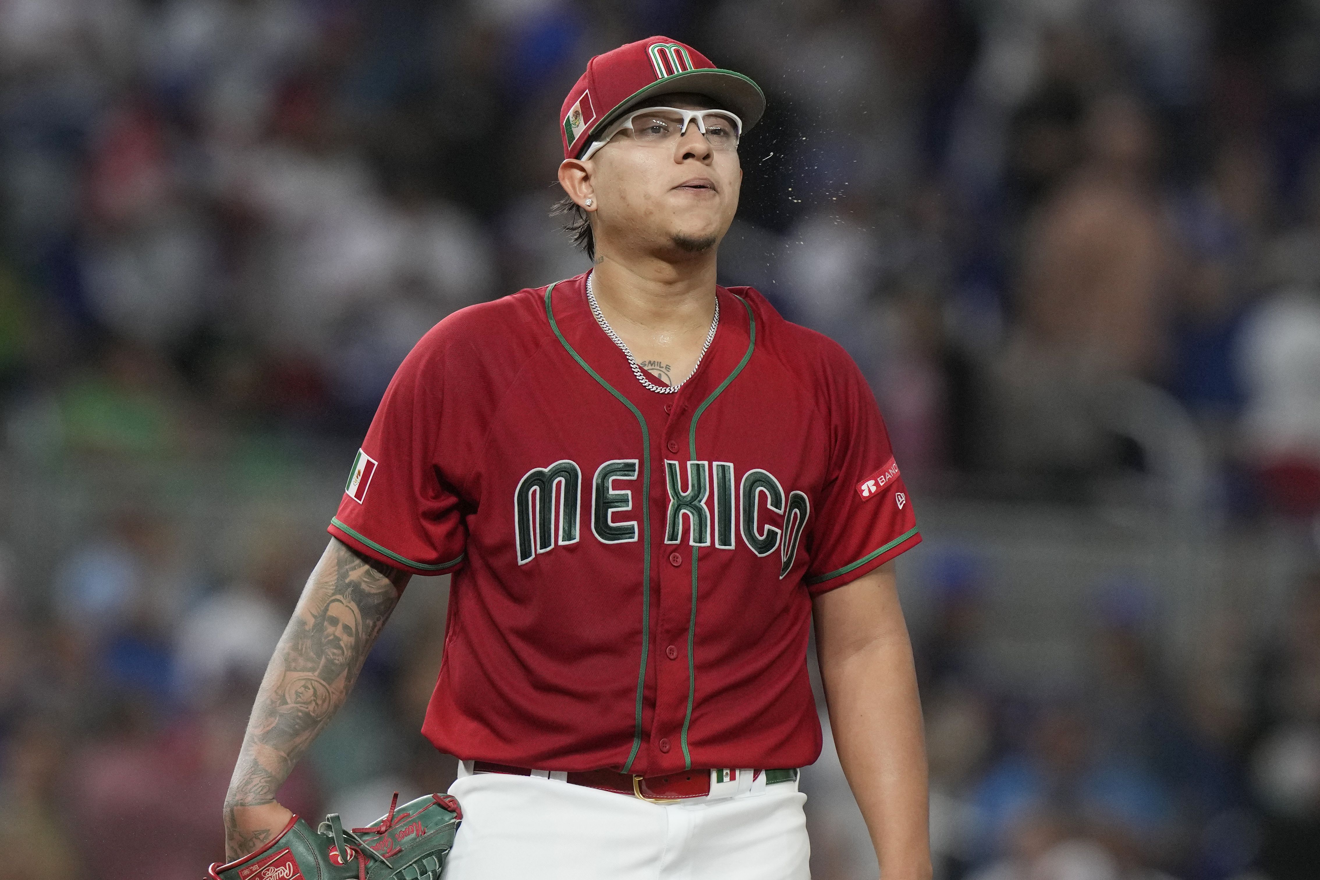 Julio Urias (7), abridor mexicano, reacciona después de permitir un segundo cuadrangular de Puerto Rico, y aceptar cuatro carreras en la primera entrada en el juego de béisbol en el Clásico Mundial, el viernes 17 de marzo de 2023, en Miami. (AP Foto/Marta Lavandier)