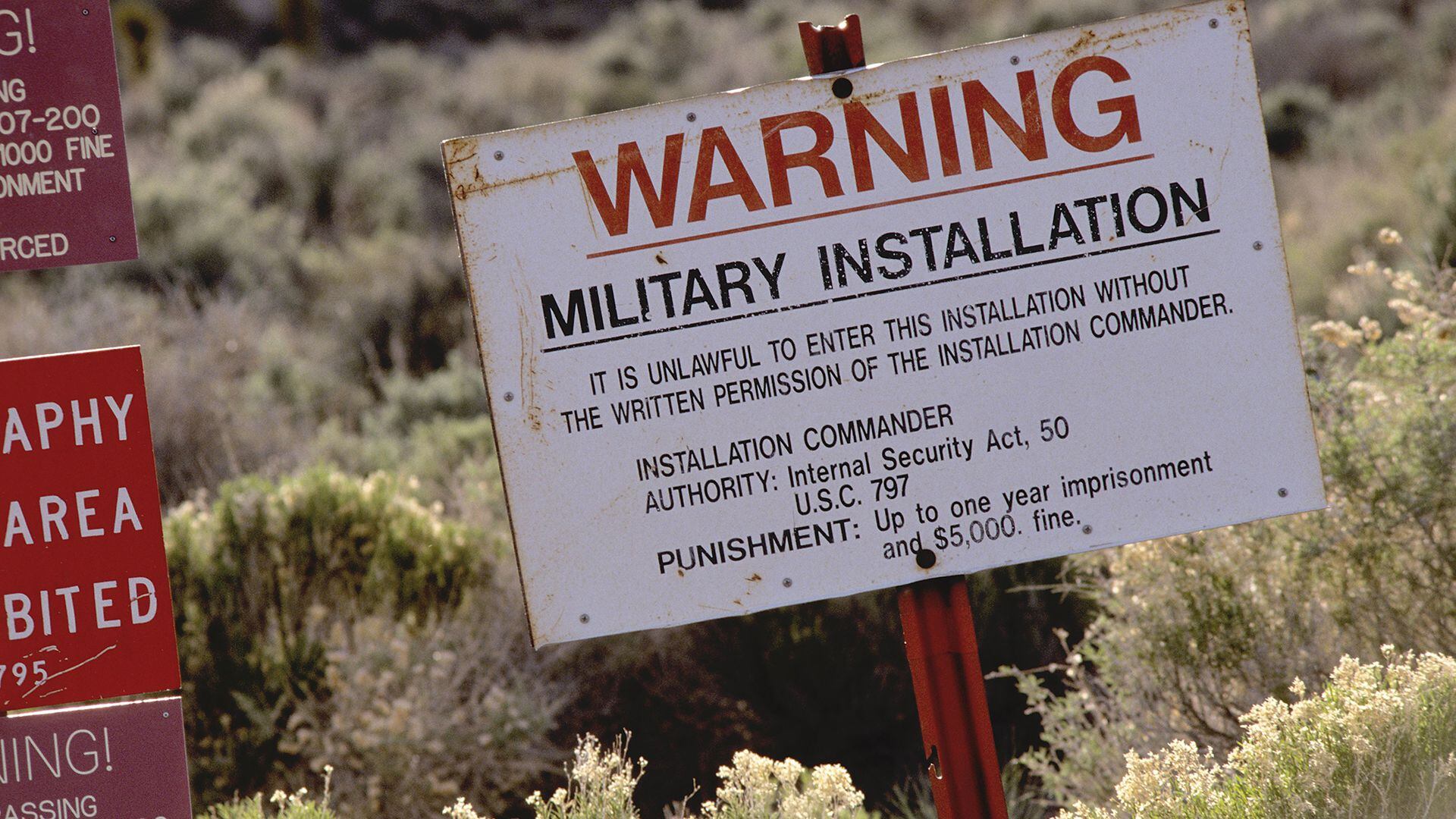 Carteles de advertencia cerca de Área 51 (Shutterstock)