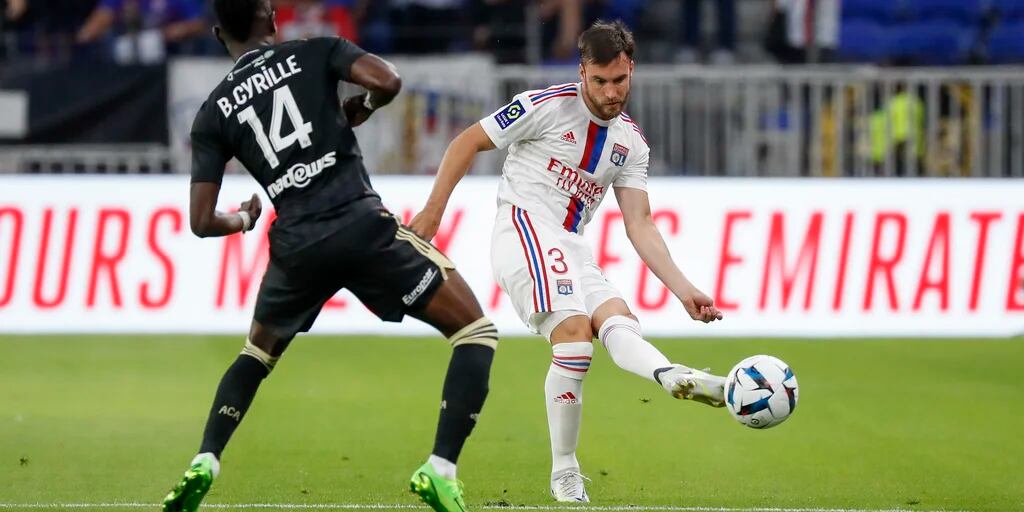 Tagliafico marcó su primer gol con el Lyon en la goleada al Troyes