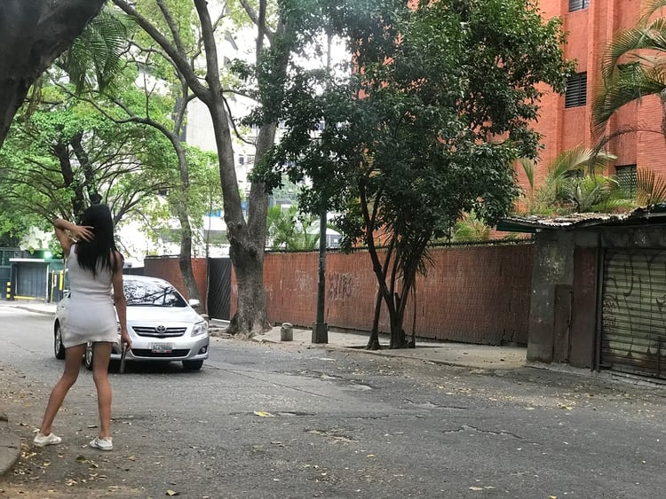 Muchas prostitutas de Caracas comenzaron a trabajar en la calle en horario diurno debido a la inseguridad que predomina en las noches (fotos: Veda Everduim)