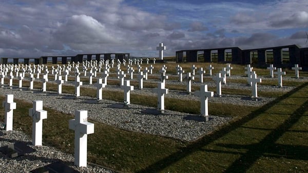 121 cruces tenían la leyenda: Soldado argentino solo conocido por Dios. Hoy 102 caídos ya fueron identificados (NA)