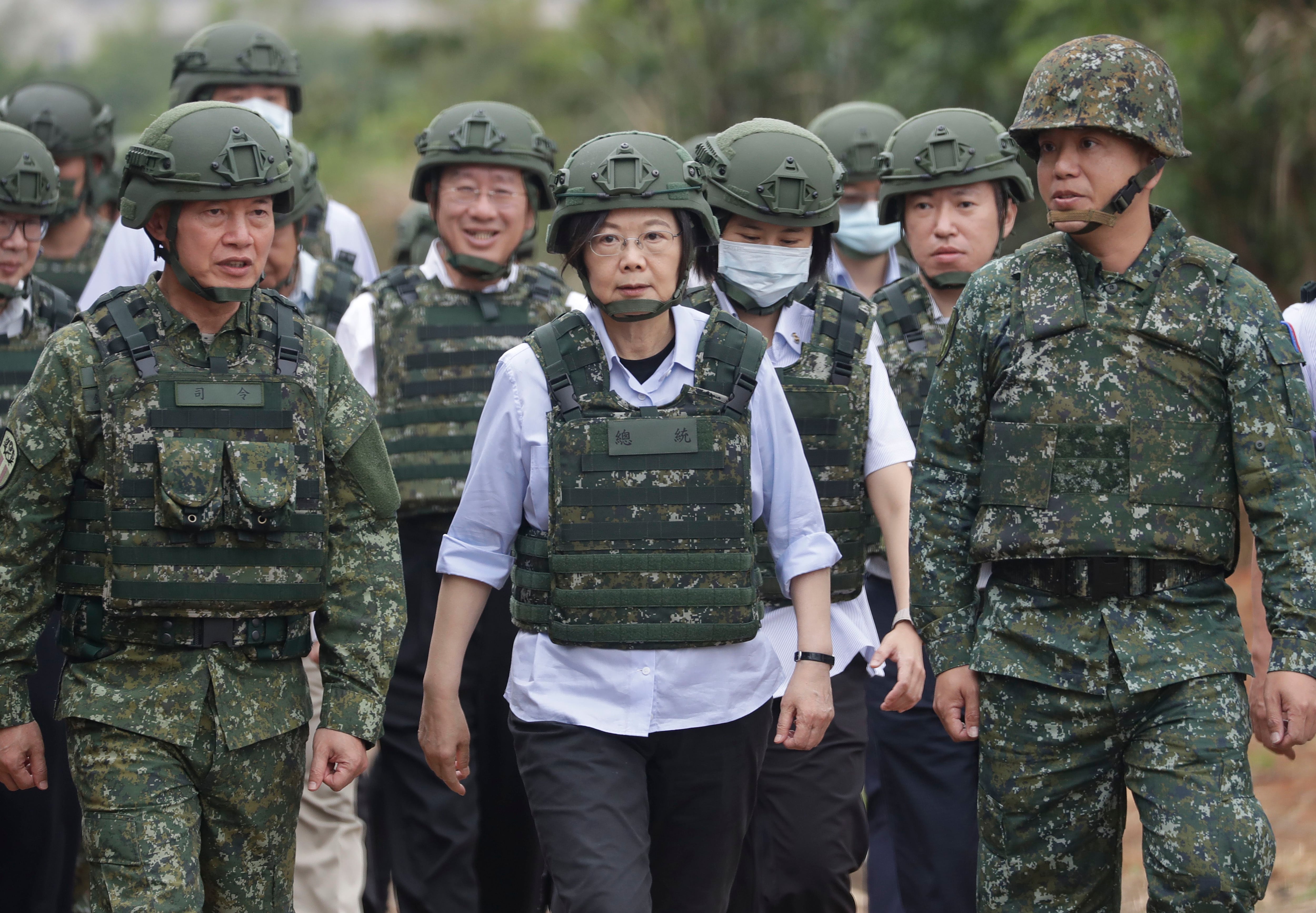 La presidenta de Taiwán, Tsai Ing-wen, en el centro, mientras inspecciona a los reservistas taiwaneses que participan en un entrenamiento militar de reserva en Taoyuan (AP/Chiang Ying-ying)