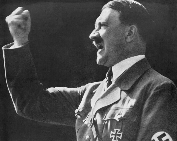 Adolf Hitler murió el 30 de abril de 1945, tras efectuarse un disparo en la cabeza