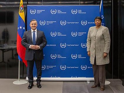 Tarek William Saab junto a Fatou Bensouda