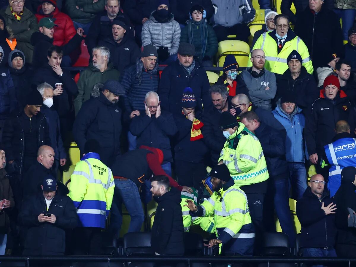 Un hincha sufrió un infarto en Watford-Chelsea y fue asistido gracias al  aviso desesperado de un futbolista - Infobae