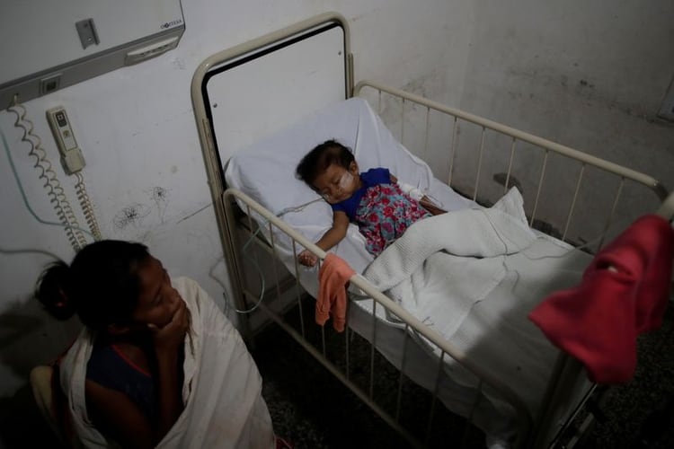 Una madre de la comunidad indígena wichi espera sentada junto a su hijo mientras es tratado por desnutrición en un hospital en Tartagal, en la provincia de Salta, Argentina. 26 de febrero, 2020. REUTERS/Ueslei Marcelino