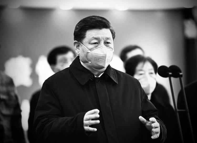 Xi Jinping durante un acto en Beijing posa con una mascarilla para protegerse del coronavirus (AP)